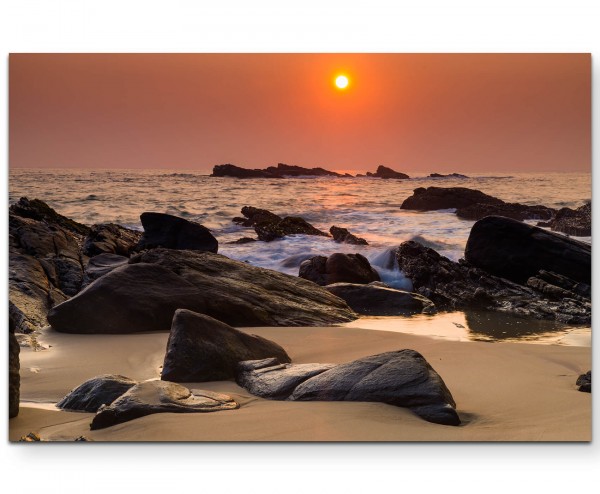 Steiniger Strand bei Sonnenuntergang - Leinwandbild