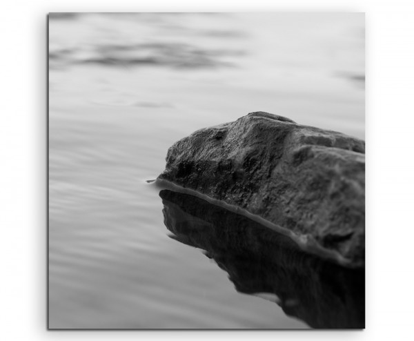 Landschaftsfotografie – Schwarzer Fels im Wasser auf Leinwand