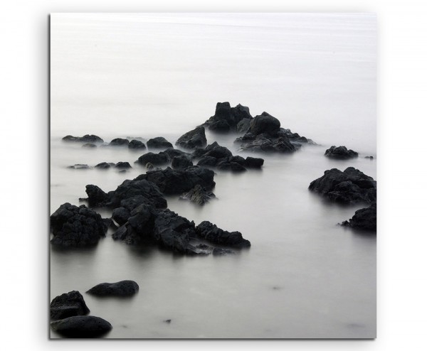 Landschaftsfotografie – Schwarze Felsen im Meer auf Leinwand