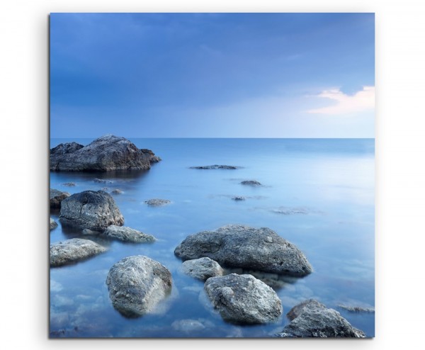 Landschaftsfotografie – Felsen in blauer Landschaft auf Leinwand