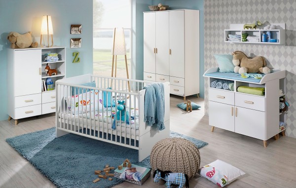 Babyzimmer Mieke in Weiß mit Esche Coimbra massiv Komplett Set 7 teilig von RAUCH Möbel mit Kleiderschrank, Babybett und Umbauseiten, Wickelkommode, Kommode und Regalen - Kinderzimmer von Rauch Möbel