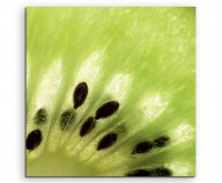 Food-Fotografie – Makroaufnahme einer grüne Kiwifrucht auf Leinwand