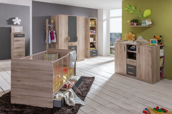 Babyzimmer Cariba 8 teilig Eiche San Remo und Graphit mit Kleiderschrank, Kinderbett Babybett mit Lattenrost und Umbauseiten, Bettschubkasten, Wickelkommode und Regalen - Kinderzimmer komplett Set von Wimex