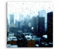 Urbane Fotografie – Skyline hinter nasser Glasscheibe auf Leinwand