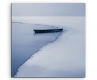 Landschaftsfotografie – Einsames Boot am eingefrorenen See auf Leinwand