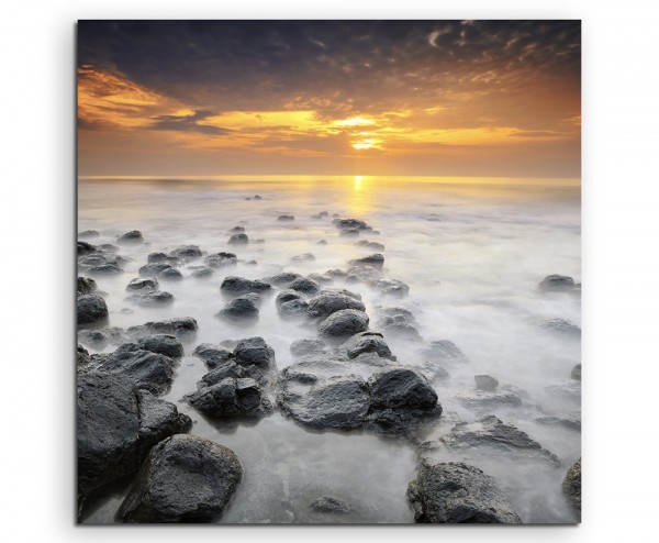 Naturfotografie – Gelber Sonnenaufgang über Felsküste auf Leinwand