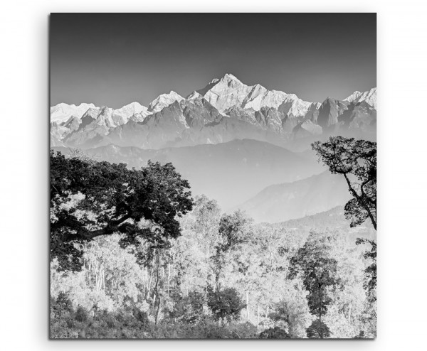 Landschaftsfotografie – Kanchenjunga Gebirgskette, Indien, grau auf Leinwand