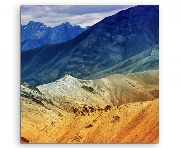 Landschaftsfotografie – Blau orange Berglandschaft, Indien auf Leinwand