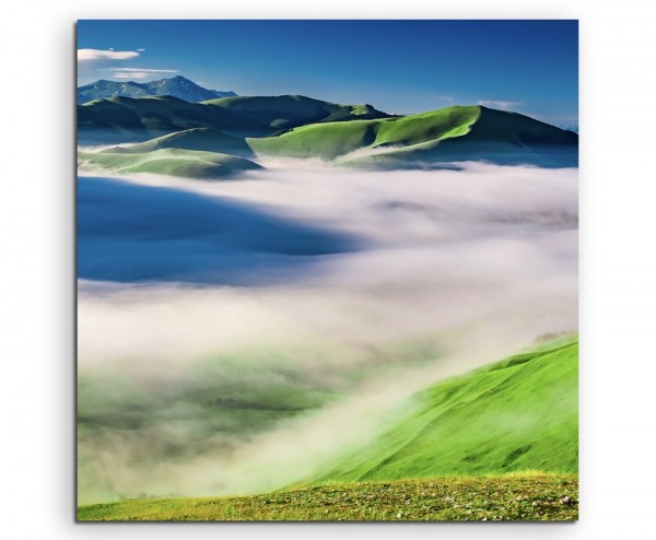 Landschaftsfotografie – Nebellandschaft in Castelluccio, Italien auf Leinwand