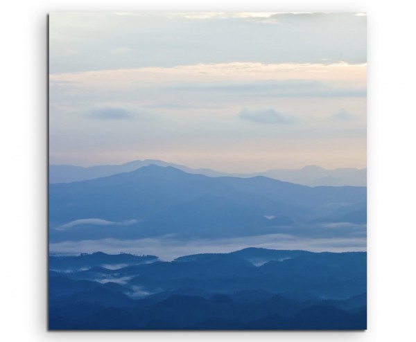 Landschaftsfotografie – Blaue Nebellandschaft auf Leinwand