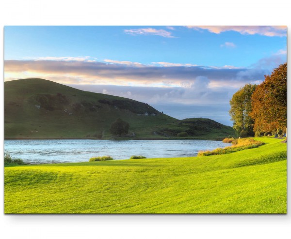 Landschaftsfotografie  Grüne Wiesen und Wälder mit See - Leinwandbild