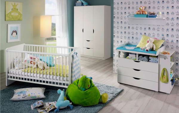 Babyzimmer Alvara in Weiß 6 teiliges Komplett Set von RAUCH MÖBEL mit Kleiderschrank, Babybett und Umbauseiten, Wickelkommode mit Anstellregal und Wandboard - Kinderzimmer