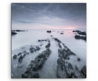 Landschaftsfotografie – Felsen am Pandak Strand, Indonesien auf Leinwand