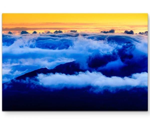 Wolken hängen am Berg - Leinwandbild