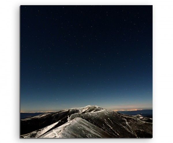 Landschaftsfotografie - Sternenhimmel am Berggipfel auf Leinwand
