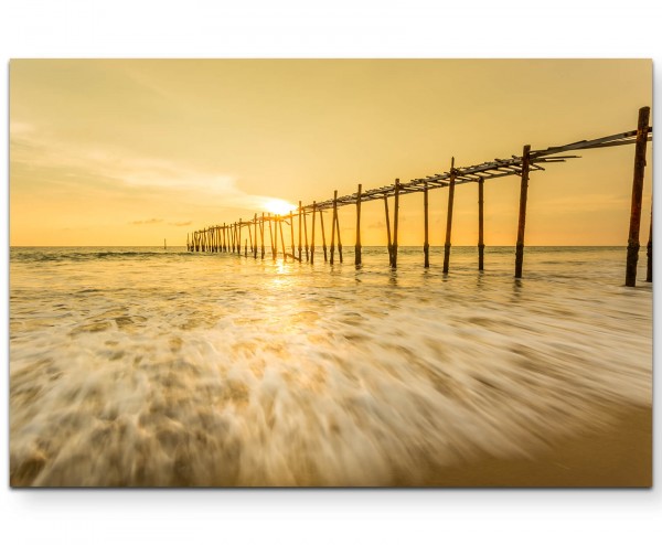 Pi Lai Brücke am Meer in Thailand - Leinwandbild