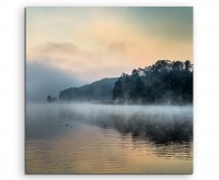 Landschaftsfotografie – Nebel über See bei Sonnenaufgang auf Leinwand
