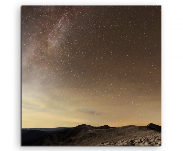 Landschaftsfotografie – Milchstraße über karger Landschaft auf Leinwand