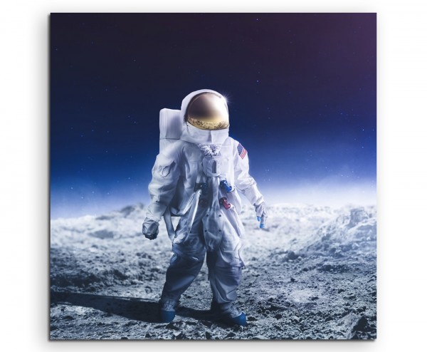 Astronaut in Mondlandschaft vor blauem Himmel auf Leinwand